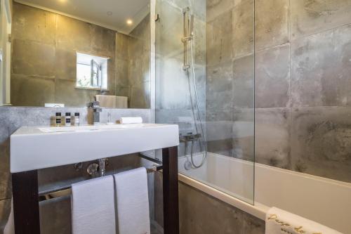 Bilik mandi di Paço do Bispo Boutique House