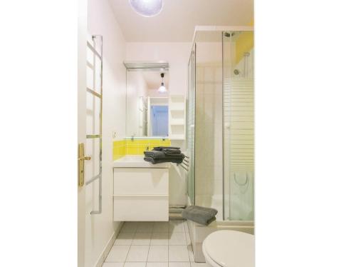 a bathroom with a shower and a toilet and a sink at Le 10 Cosy in Montrouge