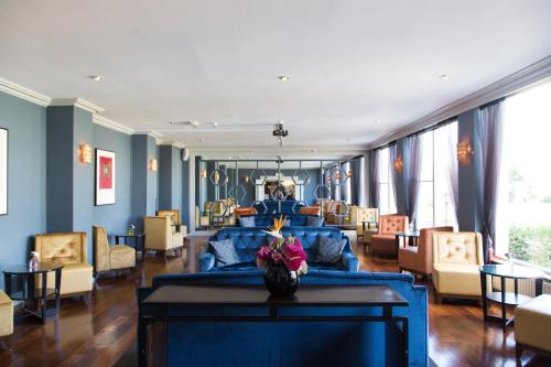 a living room with blue walls and a blue couch at Sandymount Hotel in Dublin