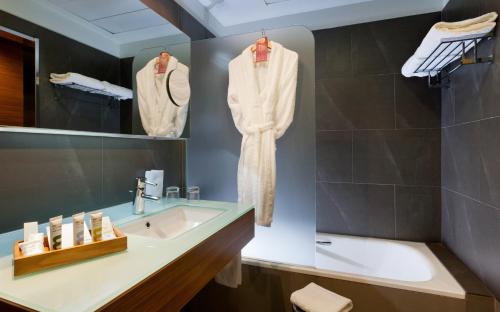 a bathroom with a sink and a bath tub at Thalasia Costa de Murcia in San Pedro del Pinatar