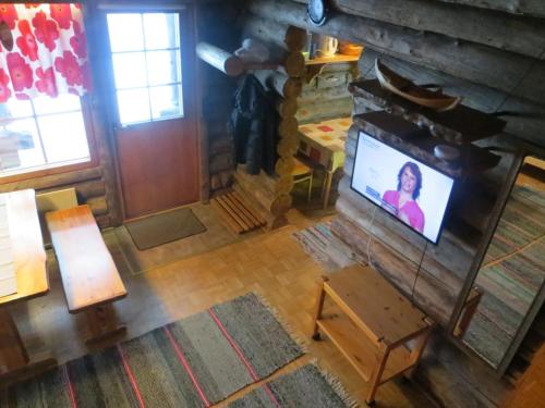 an overhead view of a living room with a flat screen tv at Toola-Lodge in Syöte