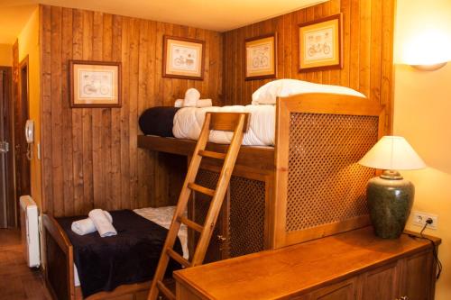 a room with two bunk beds and a ladder at IMEDA apartamento ATLAS Sierra Nevada in Sierra Nevada