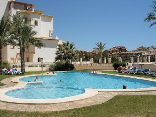 una piscina con gente delante de un edificio en Apartment Altea Dorada by Interhome, en Altea la Vieja