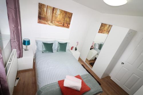 Llit o llits en una habitació de Mordern/Luxary 2 BED Flat Near Central London