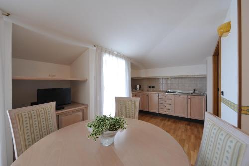 Soave Roxy Apartmentsにあるキッチンまたは簡易キッチン
