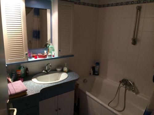 ein Badezimmer mit Waschbecken und Badewanne und Waschbecken in der Unterkunft Private rooms IN WIEN in Wien