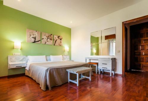 Un pat sau paturi într-o cameră la Hotel Los Olivos
