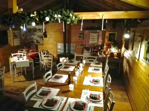 a dining room with tables and chairs in a restaurant at Agriturismo il Mulino in Stibiveri
