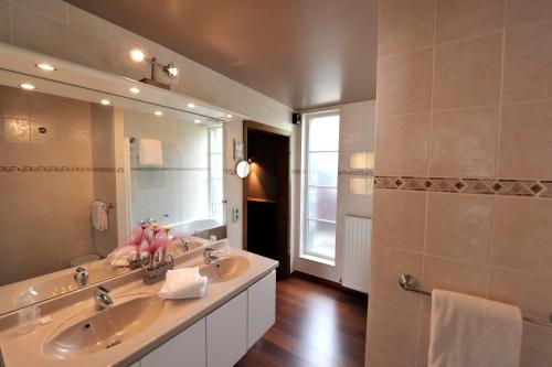 Een badkamer bij Hotel Le Charme de la Semois