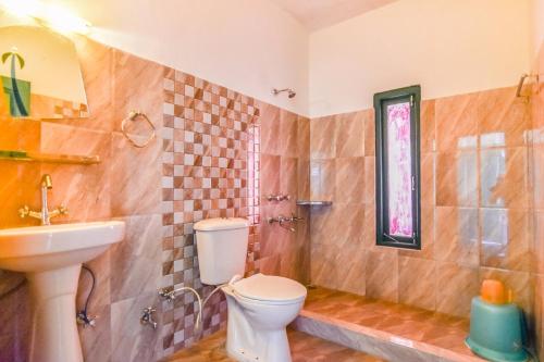 e bagno con servizi igienici, doccia e lavandino. di Trimurti Pine Valley Resort a Shimla