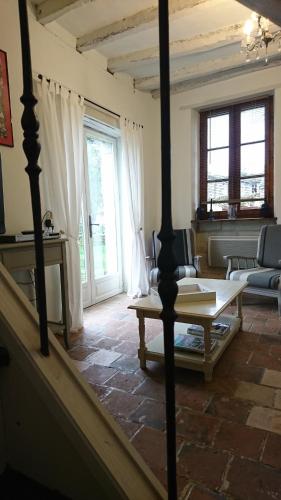 un salon avec un canapé et une table dans l'établissement L'Olivier, à Monts-sur-Guesnes