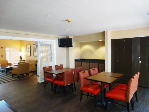 Телевизор и/или развлекательный центр в Extended Stay America Suites - Kansas City - Airport - Tiffany Springs