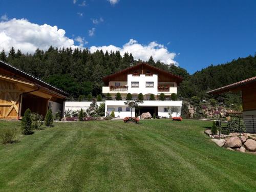 Afbeelding uit fotogalerij van Gasserhof Chalets in Meltina