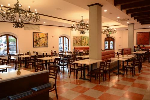 Reštaurácia alebo iné gastronomické zariadenie v ubytovaní Hotel La Recolección