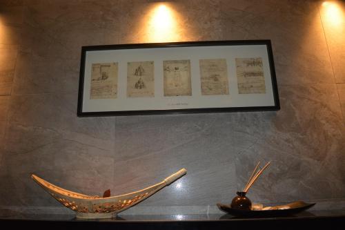 a display with two objects on a table with a picture at P.L Hermes Studios & Apartments in Larnaka