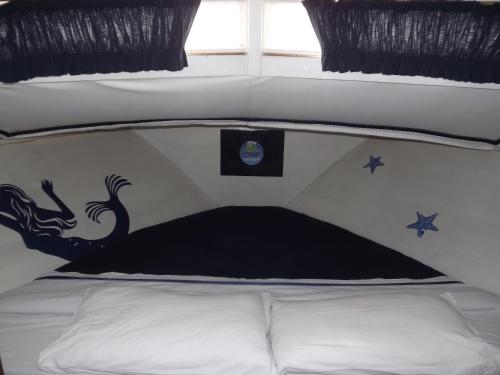 ein Schlafzimmer mit einem Bett mit einer schwarzen Decke und Sternen in der Unterkunft Conero Boat&breakfast in Ancona