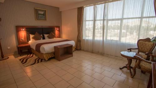 Säng eller sängar i ett rum på Sadeem Al Fajr Hotel Suites
