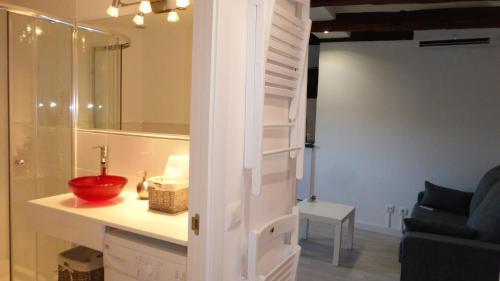 トレドにあるCasa del Maestroのバスルーム(洗面台、鏡付)