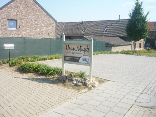 a sign in the middle of a parking lot at Hoeve Mingels in Banholt