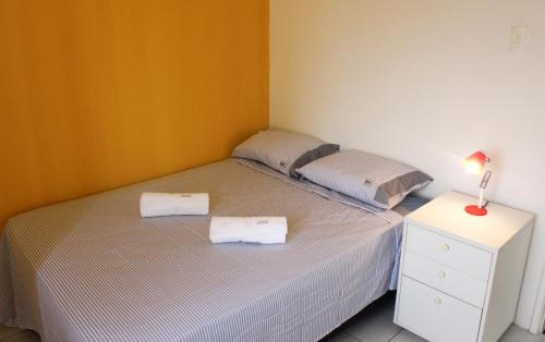 1 dormitorio con 1 cama con 2 toallas en Ira,s home, en Recife