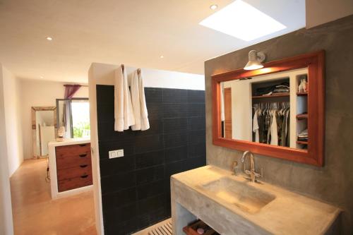 a bathroom with a sink and a mirror at Daniela in Sant Francesc Xavier
