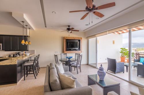 sala de estar y cocina con sofá y mesa en Vivo Resorts, en Puerto Escondido