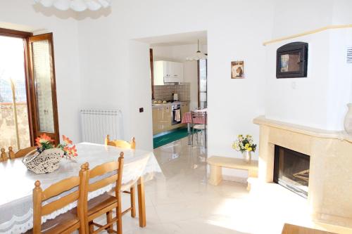 Una sala de estar con una mesa y una chimenea. en Da Zia Adele, en Agerola