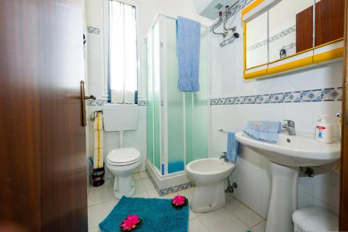 カステッランマーレ・デル・ゴルフォにあるVilletta Indipendenteのバスルーム(トイレ、洗面台、シャワー付)