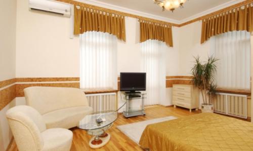 キーウにあるАпартаменты на Саксаганскогоのリビングルーム(ソファチェア、テレビ付)