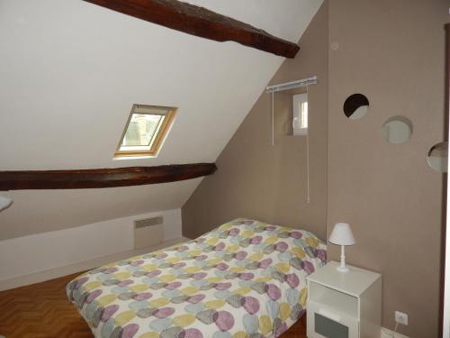 a small bedroom with a bed and a window at Au cœur du centre historique in Bayeux