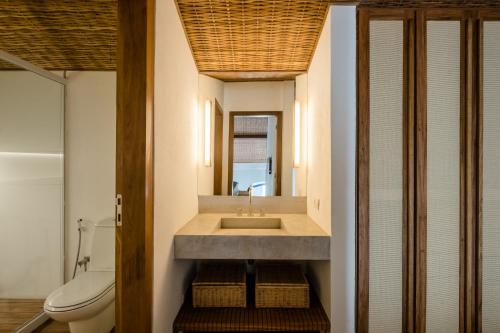 een badkamer met een wastafel en een toilet bij Pousada Literária de Paraty in Paraty