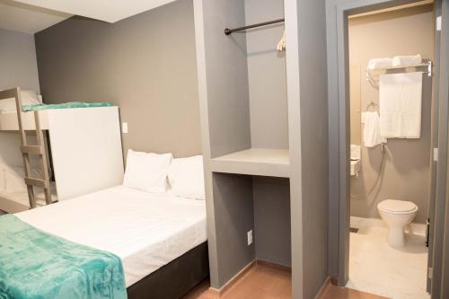 um pequeno quarto com uma cama e uma casa de banho em REF House Barra Da Tijuca no Rio de Janeiro