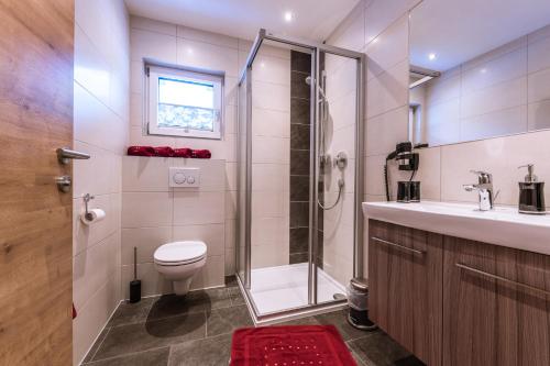 レンゲンフェルトにあるGästehaus Runhofのバスルーム(シャワー、トイレ、シンク付)
