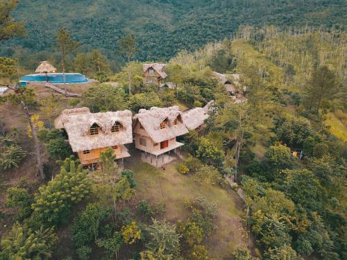 eine Luftansicht eines Hauses auf einem Hügel in der Unterkunft Vista Verde Lodge in Lanquín