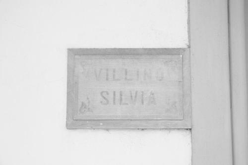 um sinal na lateral de um edifício com as palavras matador de vida selvagem em Villino Silvia em Viareggio