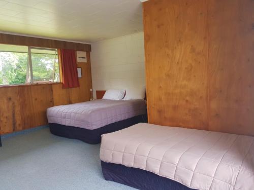 Un pat sau paturi într-o cameră la Vista Motor Lodge