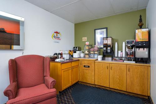 マイノットにあるSuper 8 by Wyndham Minot Airportの椅子・レジ付待合室