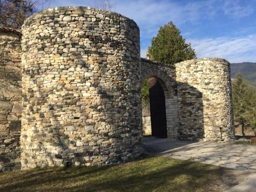 an old stone wall with a door in it at Prenociste DM5 in Novi Pazar