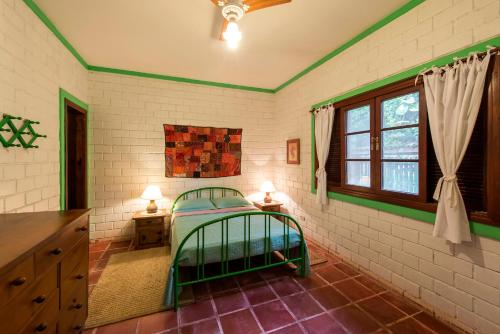 a bedroom with a bed and a window at Casa de 4 quartos em Paúba (SP) in Pauba