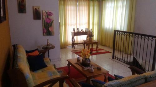 - un salon avec un canapé et une table dans l'établissement Nossa Casa, à Cunha