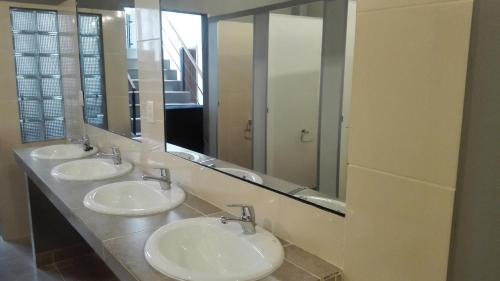 A bathroom at Piedra Blanca Backpackers Hostel