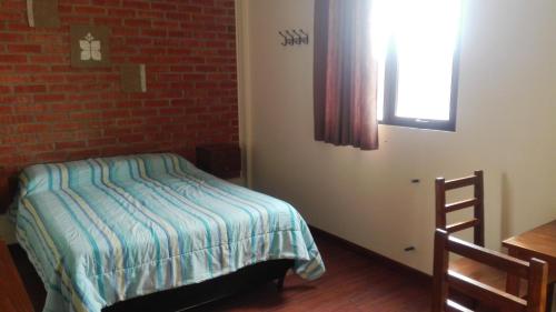 Voodi või voodid majutusasutuse Piedra Blanca Backpackers Hostel toas