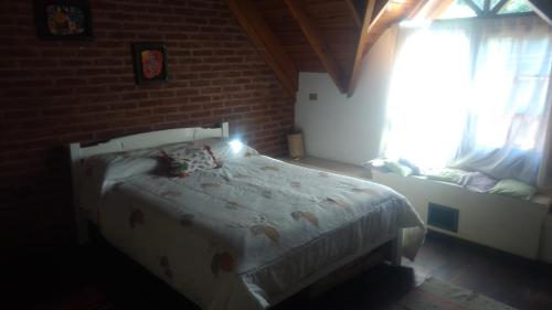 una camera con letto e muro di mattoni di Chalet Bosque Peralta Ramos a Mar del Plata