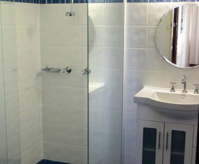 y baño con ducha y lavamanos. en Shellseekers, 4 Hodgson Street, en Crescent Head