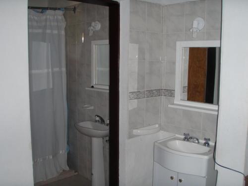 y baño con lavabo, aseo y espejo. en Casa Sol y Paz en San Rafael