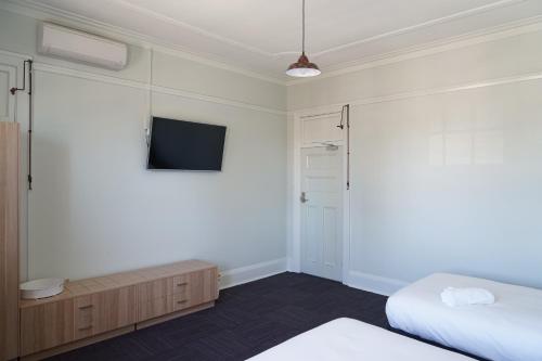 Кровать или кровати в номере Rosehill Hotel