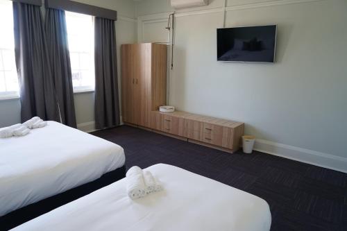 Кровать или кровати в номере Rosehill Hotel