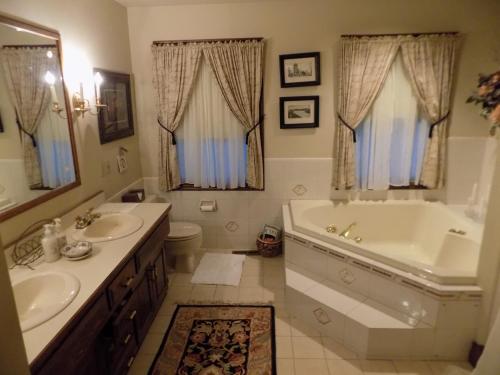 Ванна кімната в StoneWall House Lakeside Suite