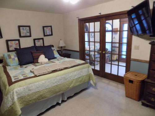 Un dormitorio con una cama con un osito de peluche. en StoneWall House Lakeside Suite, en Lake Elmo