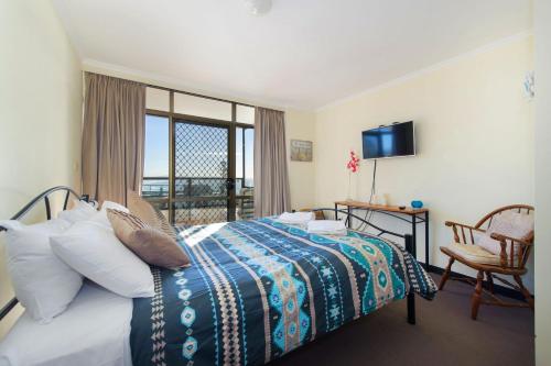 麥覺理港的住宿－霍夫雷街6號23室阿庫納公寓，一间卧室设有一张床和一个美景窗户。